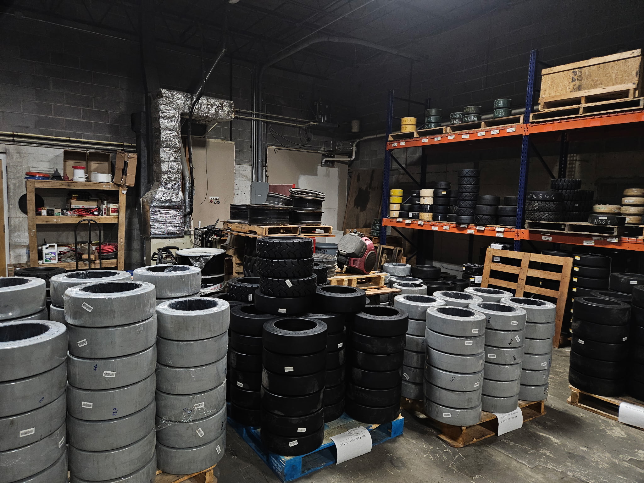 Natural rubber forklift tire compound