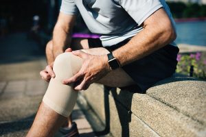 stiff knee pain