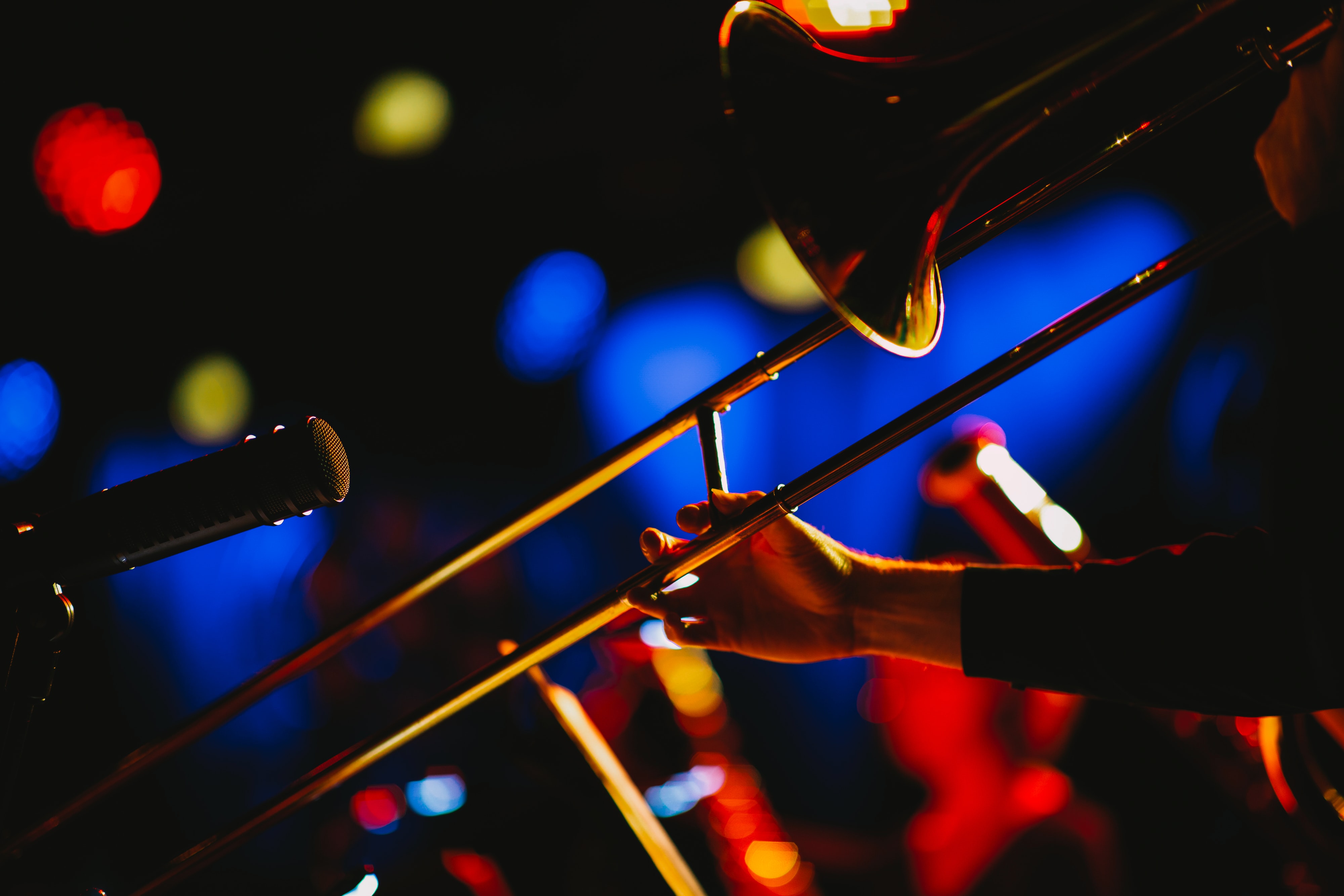 Металлофон для детской площадки. Выбирать музыку. Музыкальный выбор. Игра на ударных инструментах. Платье с музыкальными инструментами.